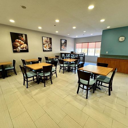 Days Inn & Suites By Wyndham Madison Exterior photo