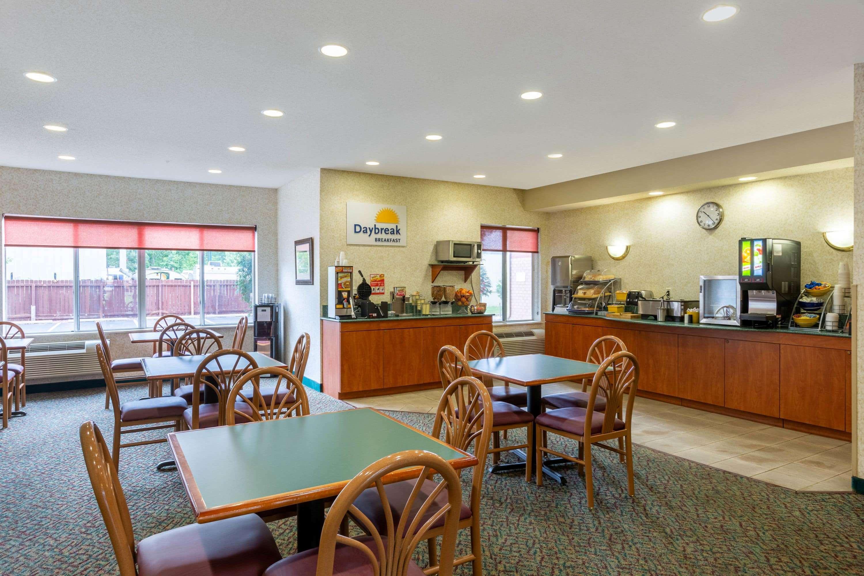 Days Inn & Suites By Wyndham Madison Exterior photo