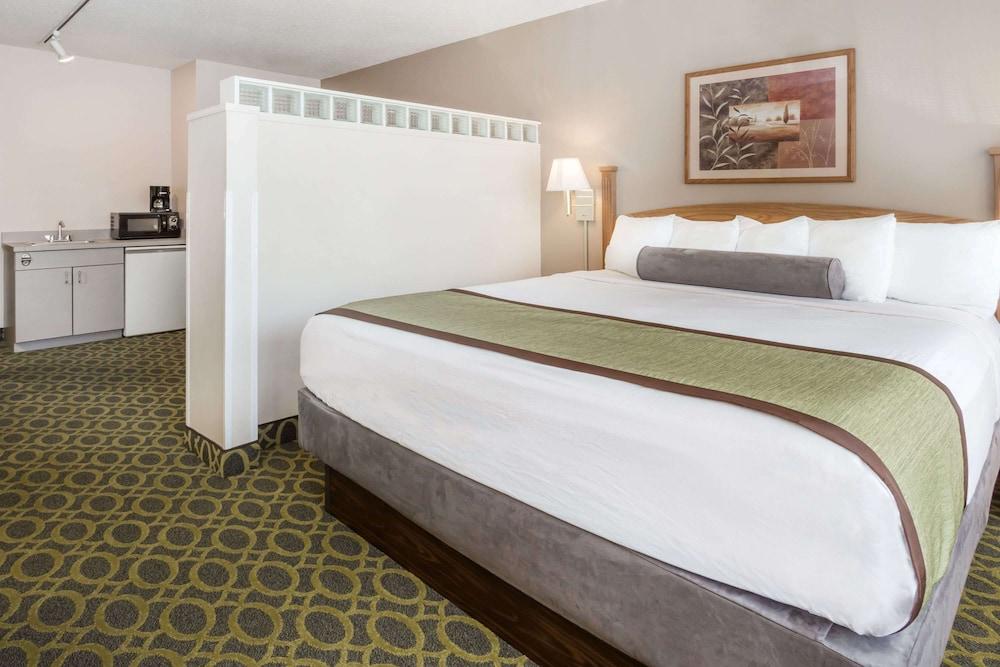 Days Inn & Suites By Wyndham Madison Exterior photo