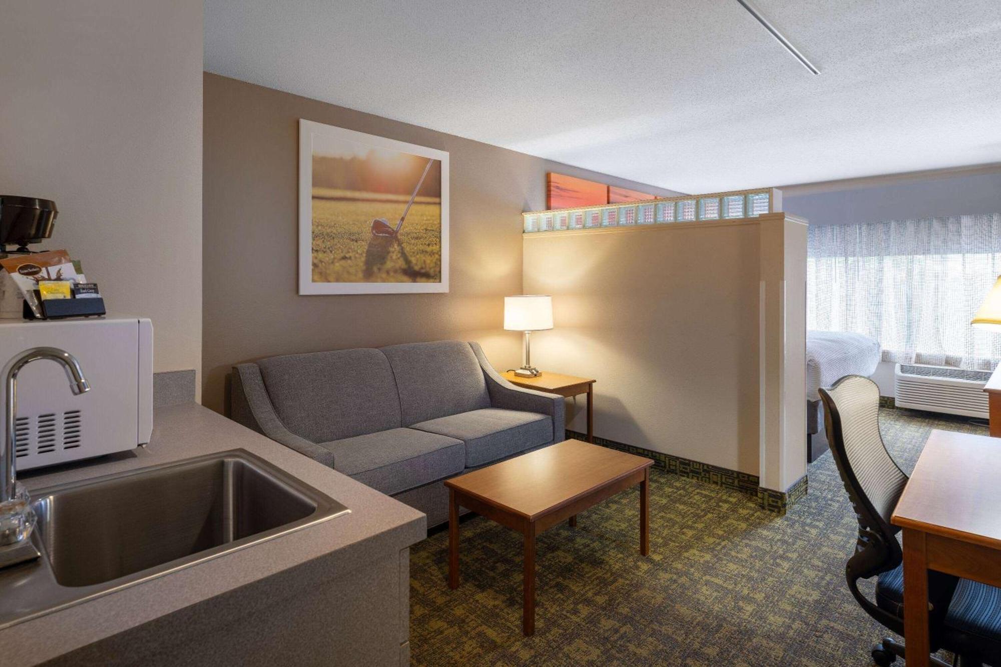 Days Inn & Suites By Wyndham Madison Exterior photo