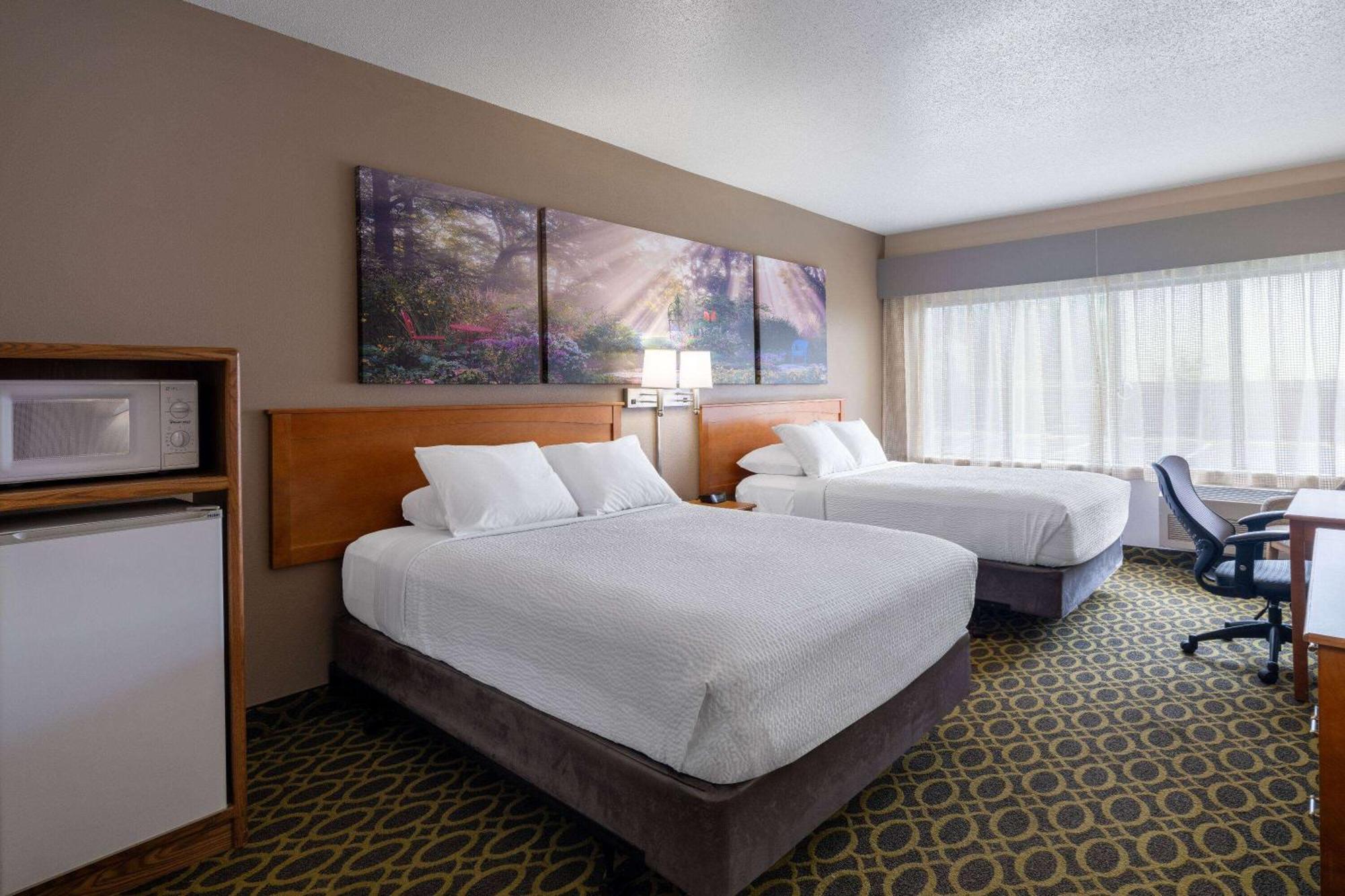 Days Inn & Suites By Wyndham Madison Exterior photo
