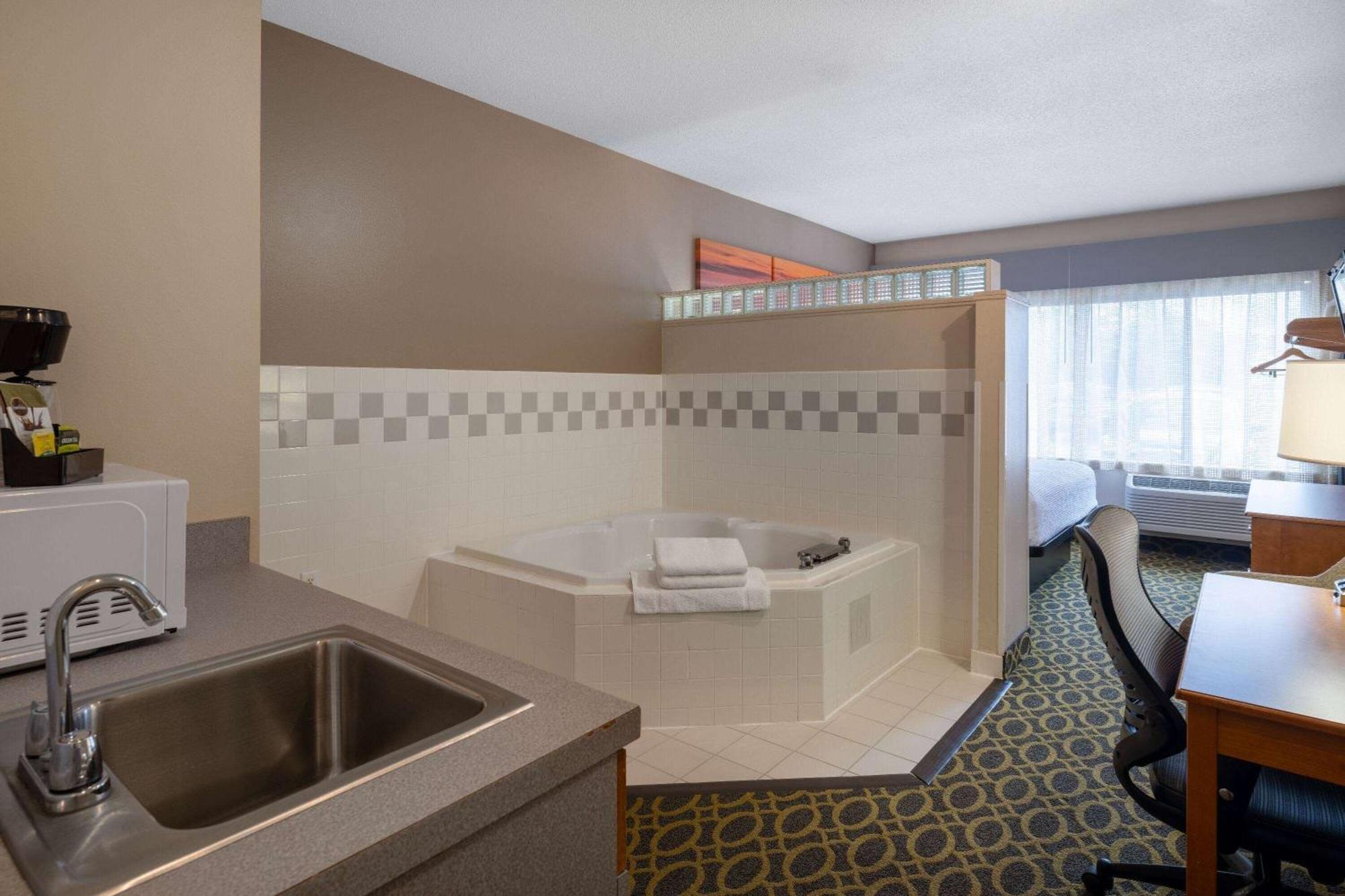 Days Inn & Suites By Wyndham Madison Exterior photo