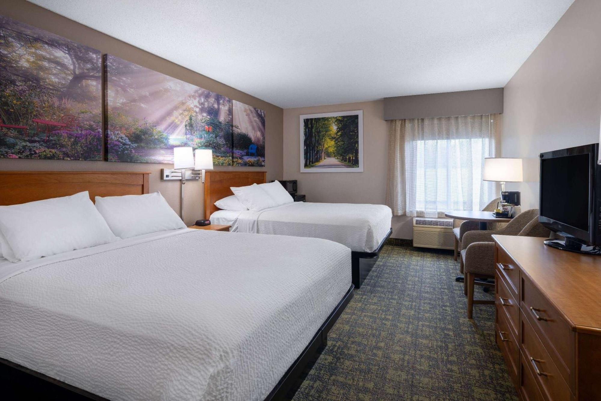 Days Inn & Suites By Wyndham Madison Exterior photo