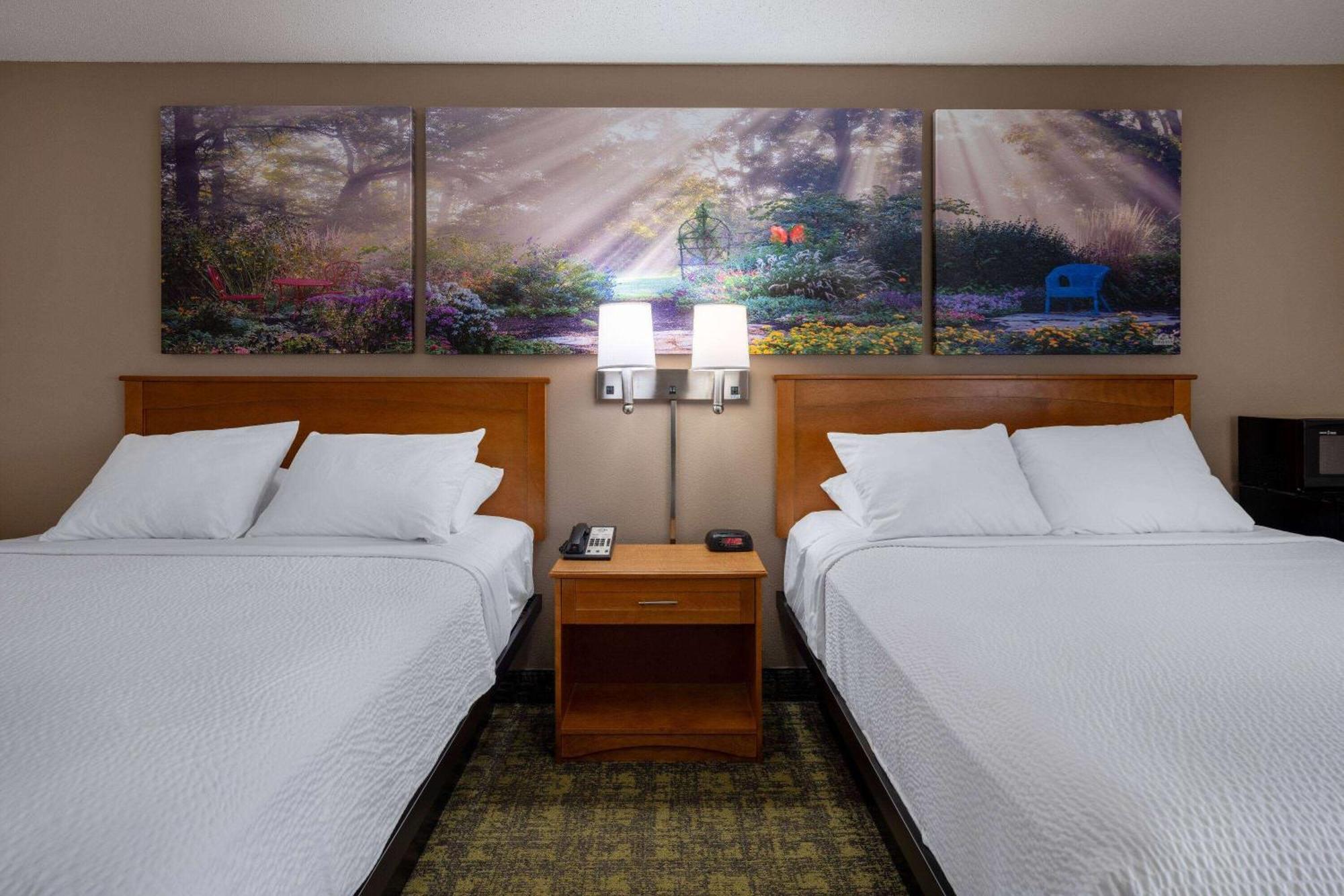 Days Inn & Suites By Wyndham Madison Exterior photo