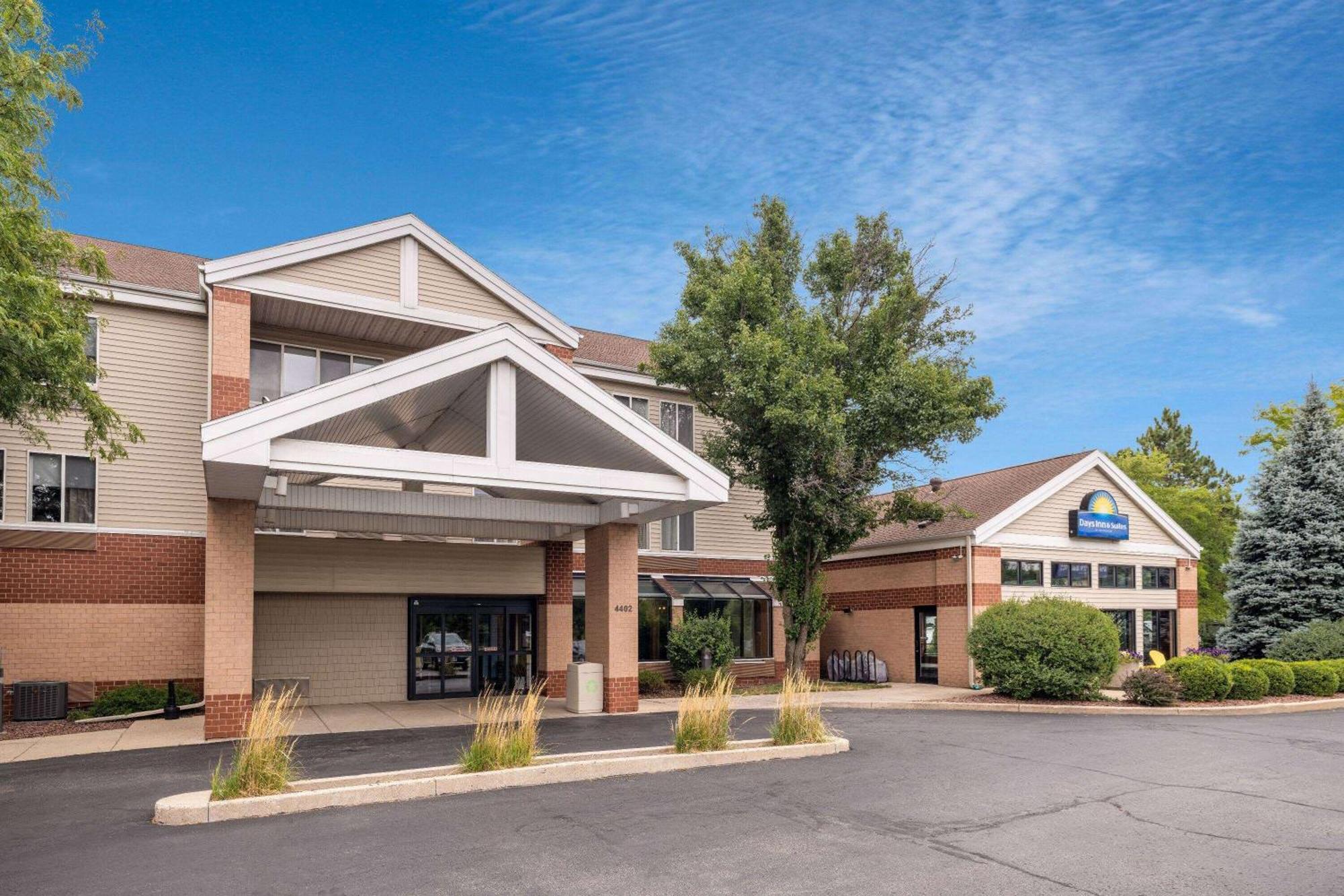 Days Inn & Suites By Wyndham Madison Exterior photo