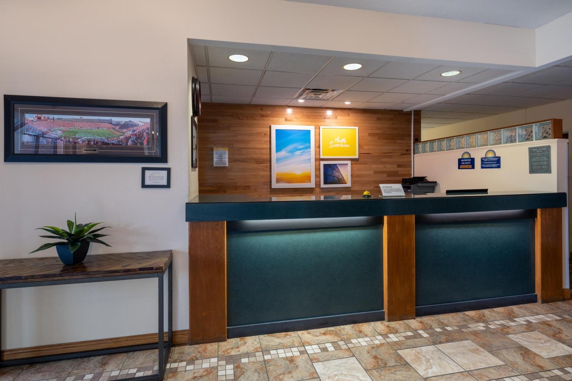 Days Inn & Suites By Wyndham Madison Exterior photo