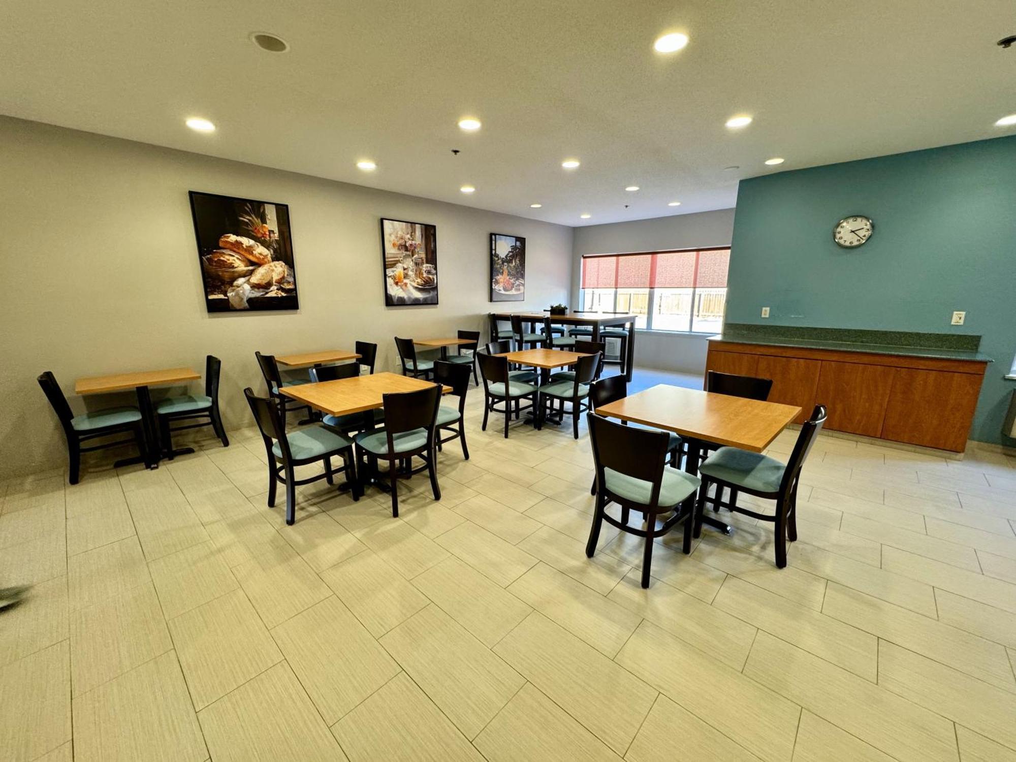 Days Inn & Suites By Wyndham Madison Exterior photo